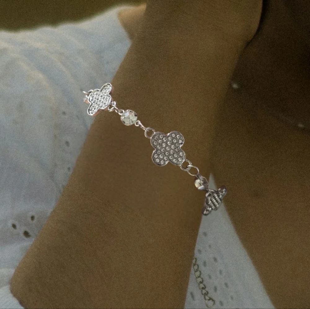 Elegant Silver Bracelet with Clover Design‎
